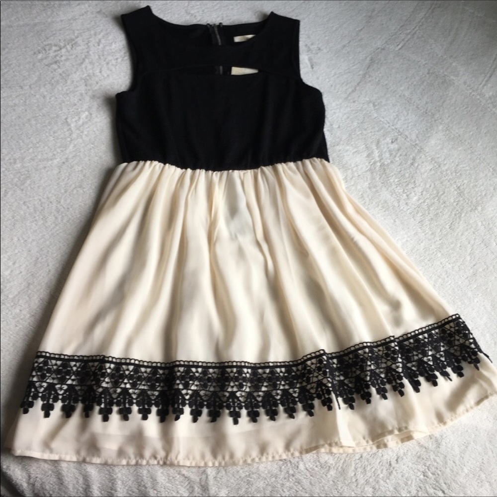 {REWIND} Black Lace Trimmed Overlay Empire - Picture 1 of 7